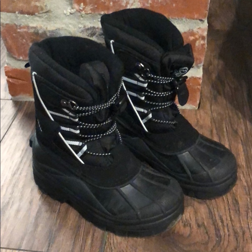 Magellan Thinsulate Boys snow boots size 12